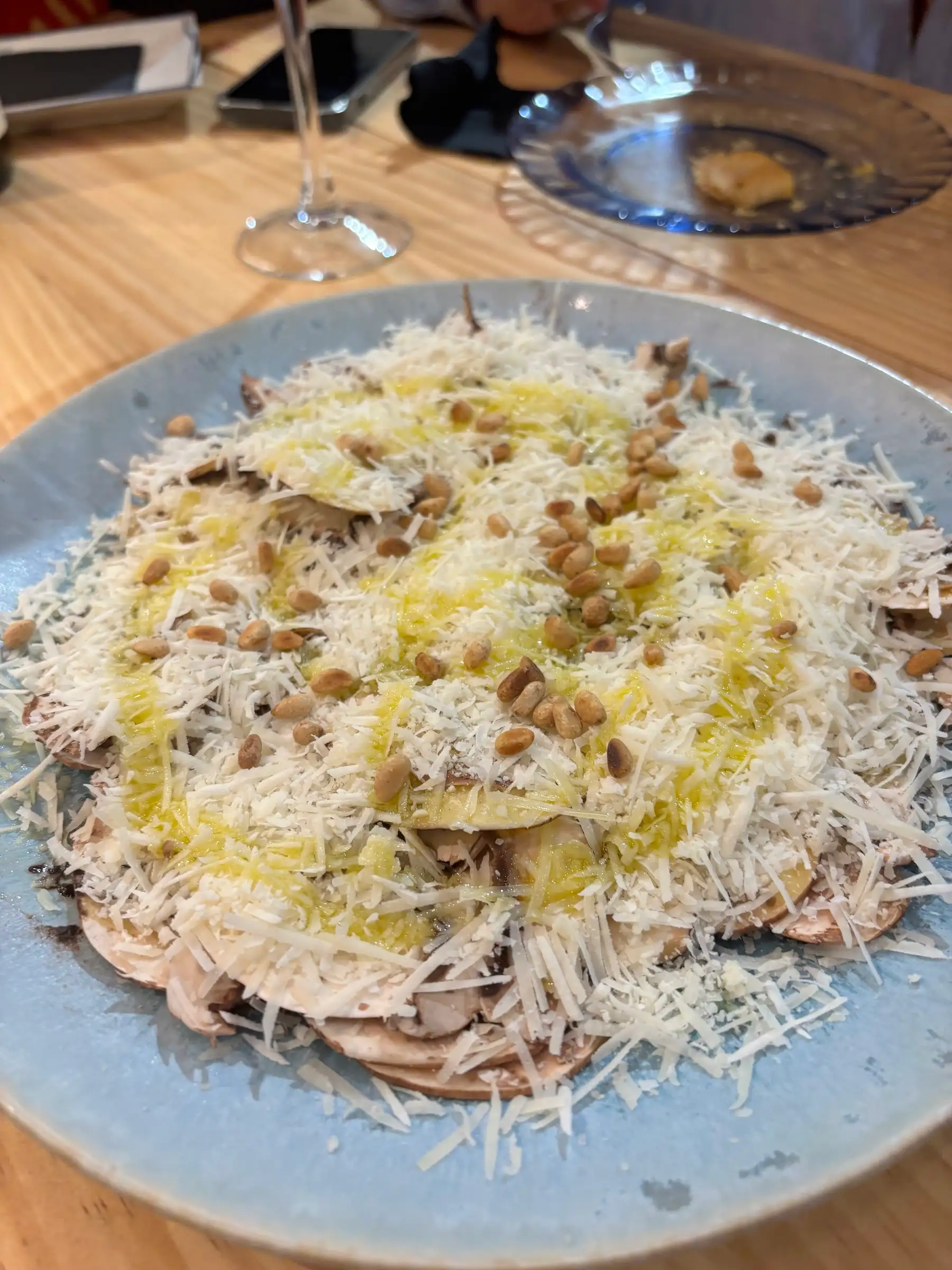 Carpaccio de portobello con pecorino y piñones